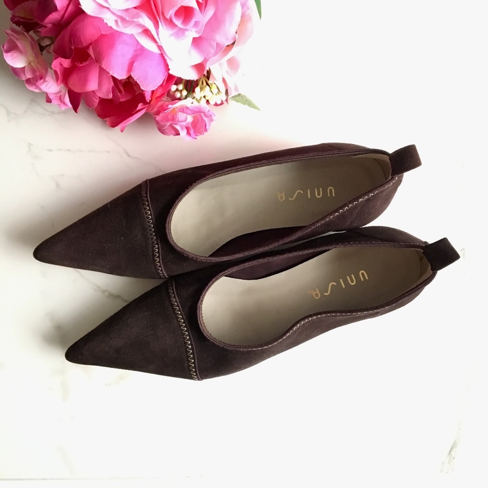 Beautiful Pointed-toe Flats in Brown Suede